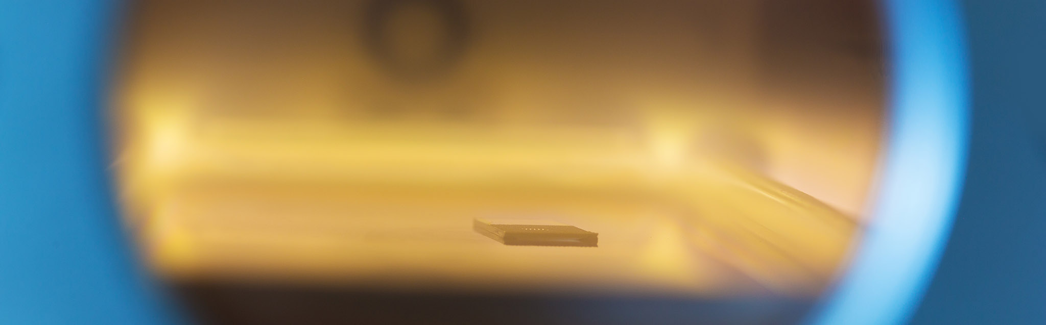 Ein Microchip wird für die Untersuchung im Rasterelektronenmikroskop in der Plasmaanlage präpariert.