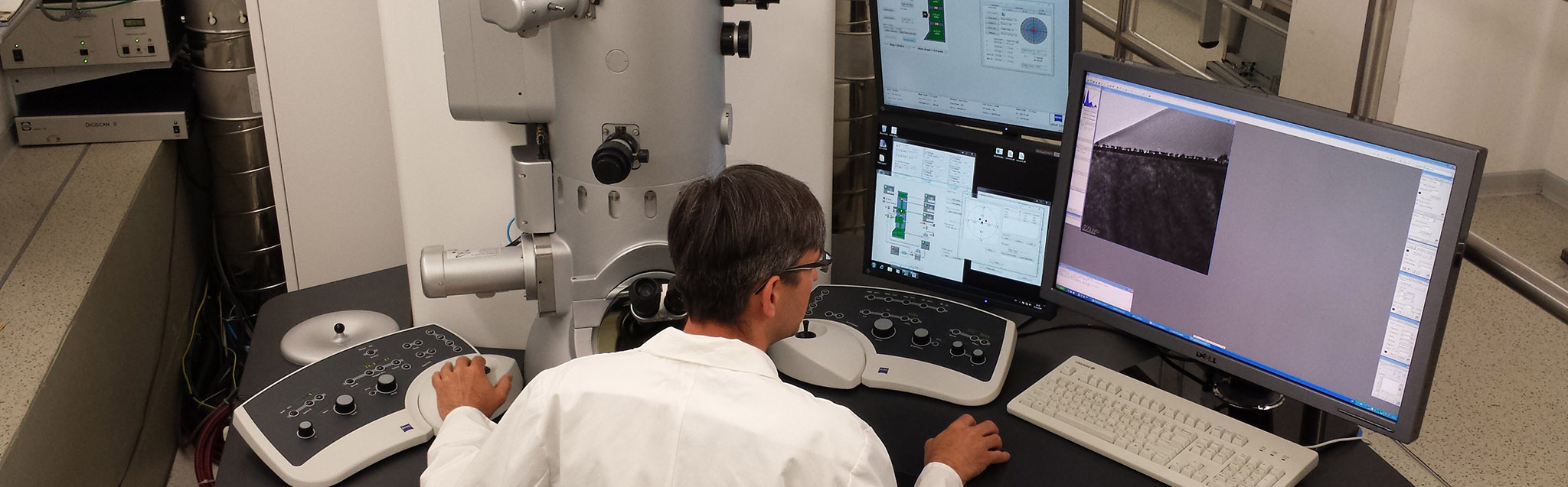 Dr. Jürgen Gluch (Fraunhofer IKTS) untersucht Materialproben am Transmissionselektronenmikroskop (TEM).