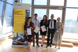 Poster Award Gewinner (von links nach rechts): Diana Gaspar, Universidade NOVA de Lisboa; Maximilian Lederer, Fraunhofer IPMS Dresden; Martyna Strag, Institute of Metallurgy and Materials Science Cracow; Ehrenfried Zschech, Fraunhofer IKTS Dresden (Symposium-Vorsitzender); Malgorzata Lewandowska, Warsaw University of Technology (Poster Award Committee-Vorsitzende).